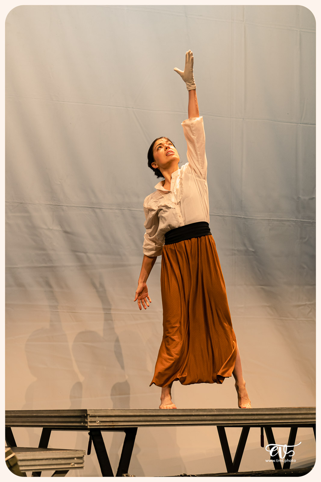 LA MESNIE H. - UN JOUR D'ÉTÉ